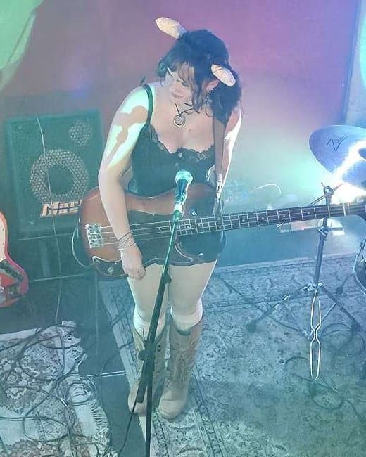 Kathrin live am Bass, mit Ohren-Haarreif