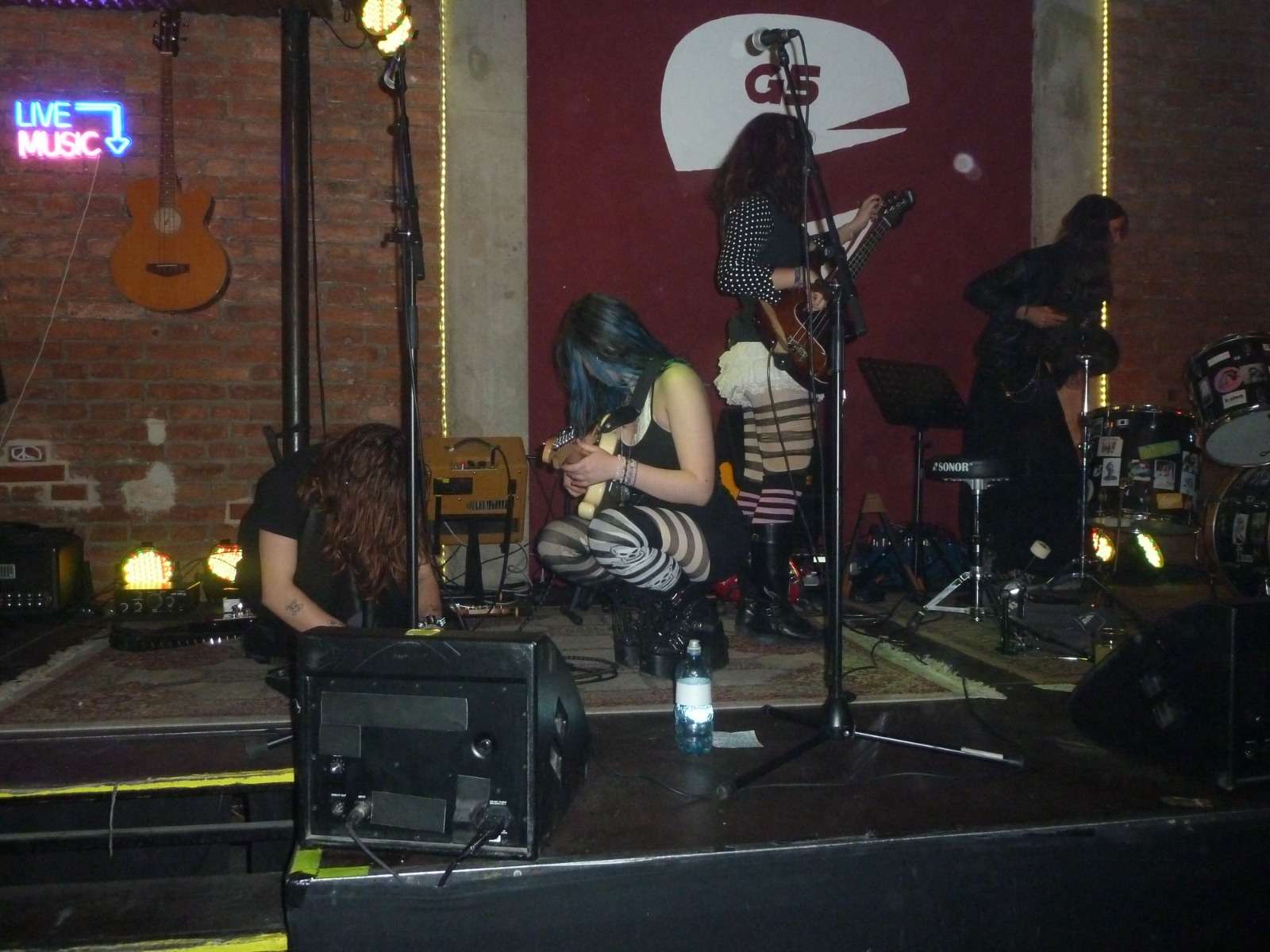 Live 01